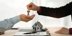Top 5 tips for buying a home an exchange of the keys between buyer and seller