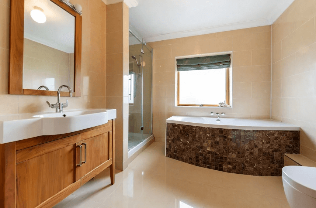 11 Glencairn Glade Leopardstown family bathroom