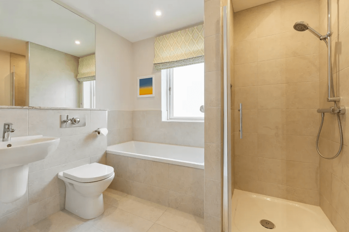 16 The Shore Greystones Wicklow - Ensuite Bathroom with bath