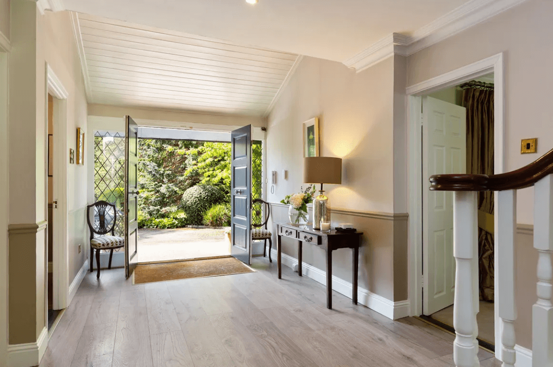 Balfour Ferndale Road Rathmichael - Hallway with entrance door