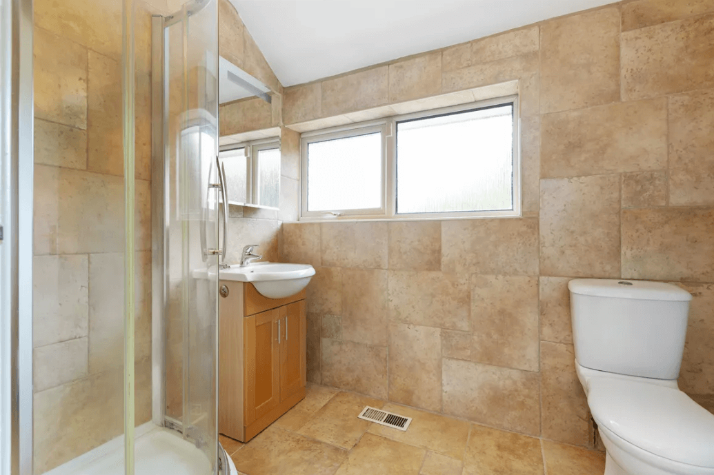 87 Shanganagh Vale Cabinteely - Family Bathroom