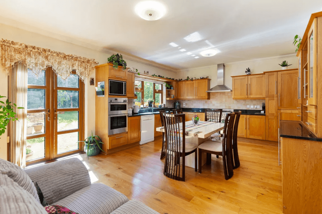 1 Leopardstown Rise Leopardstown Dublin 18 - kitchen with table