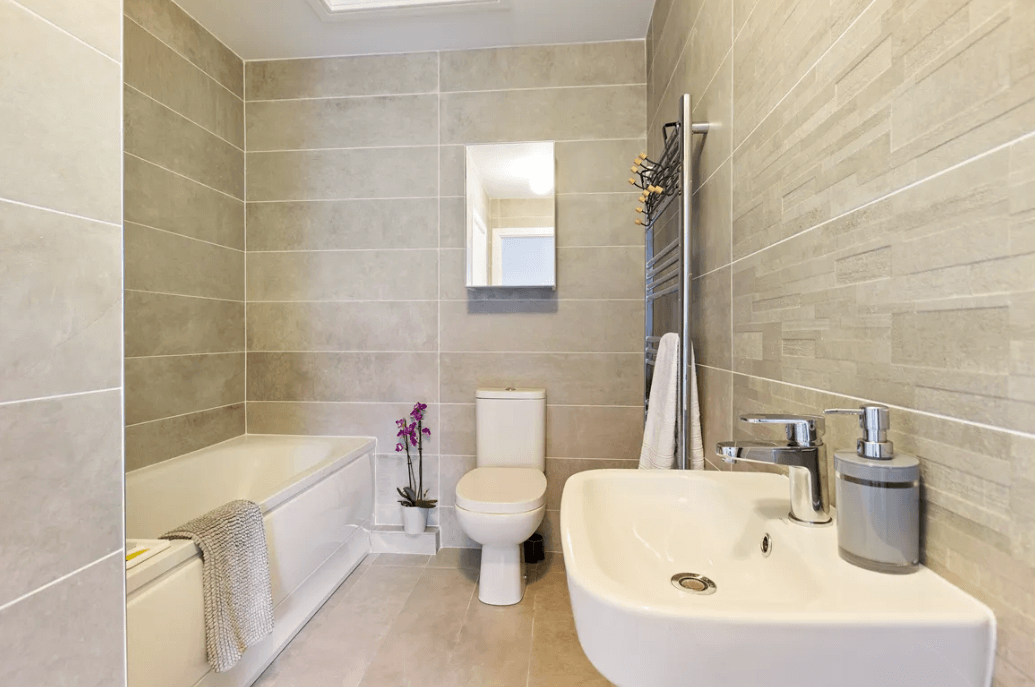 77 Monalin Newtownmountkennedy Wicklow - Family bathroom