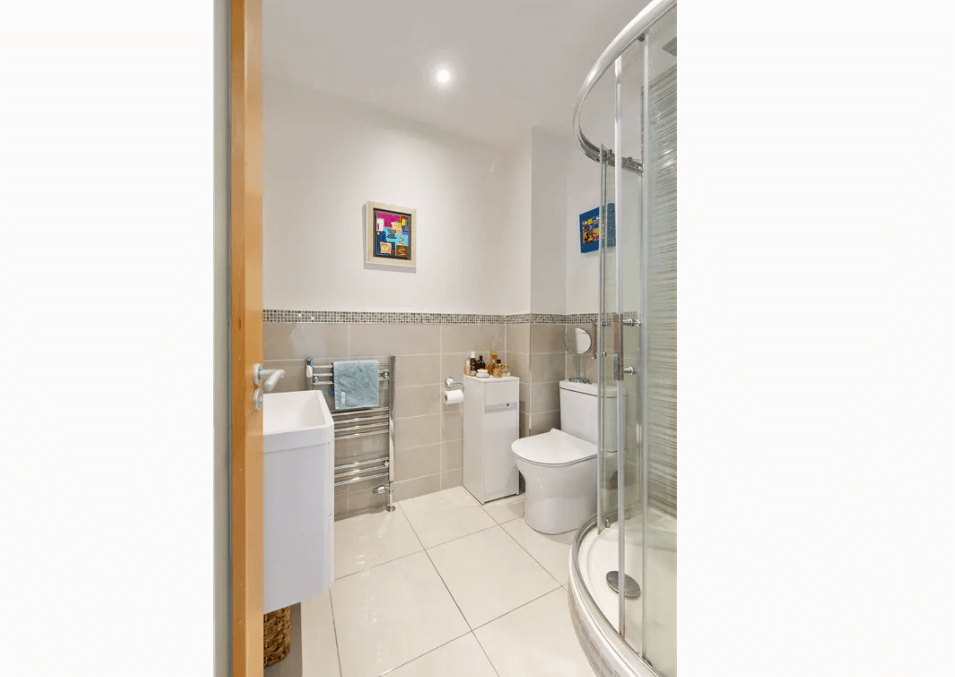 19 Rockbrae Hall Ticknock Hill Sandyford Dublin 18 - bathroom